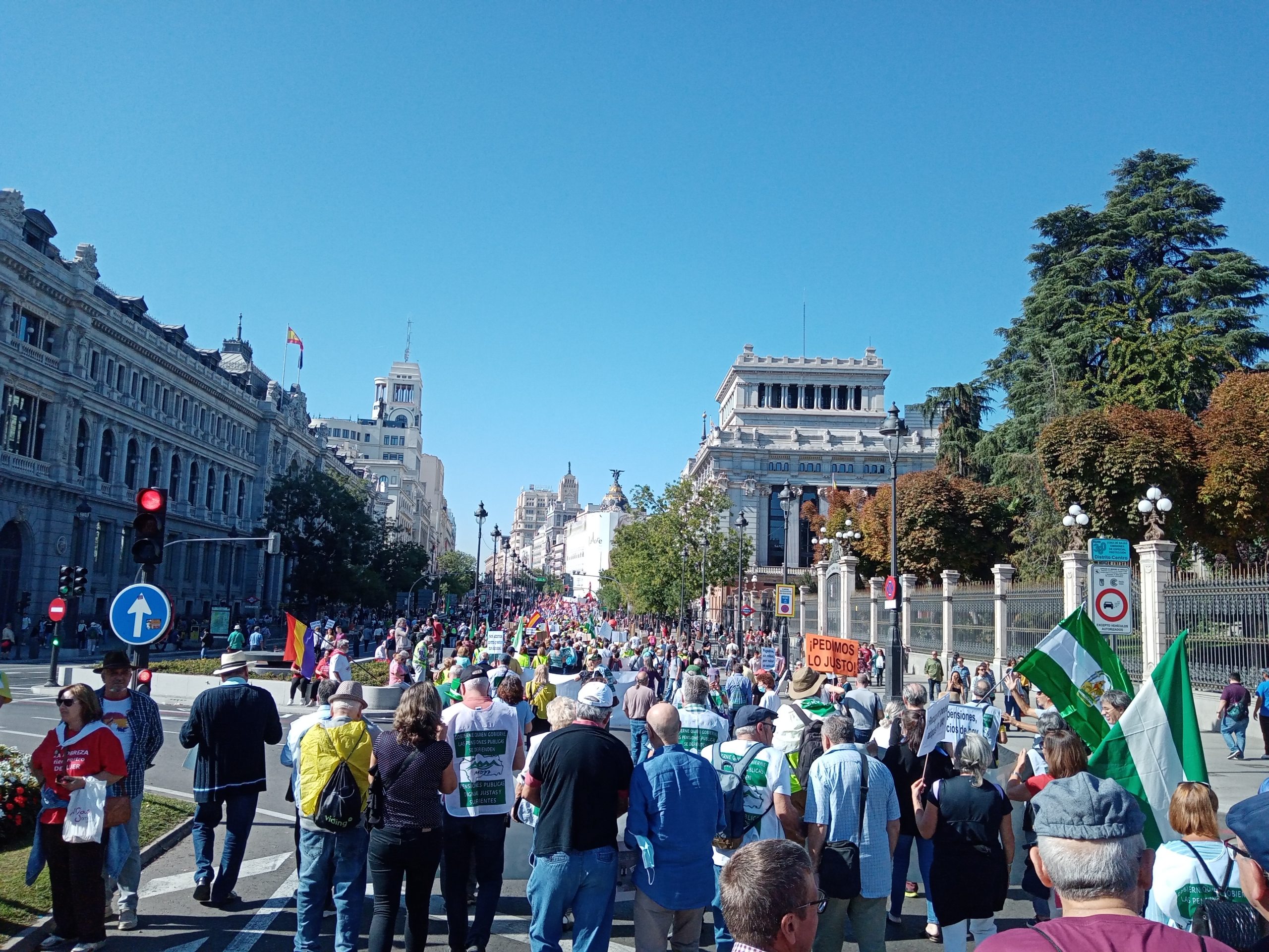 Marcha por las pensiones subiendo la calle Alcalá