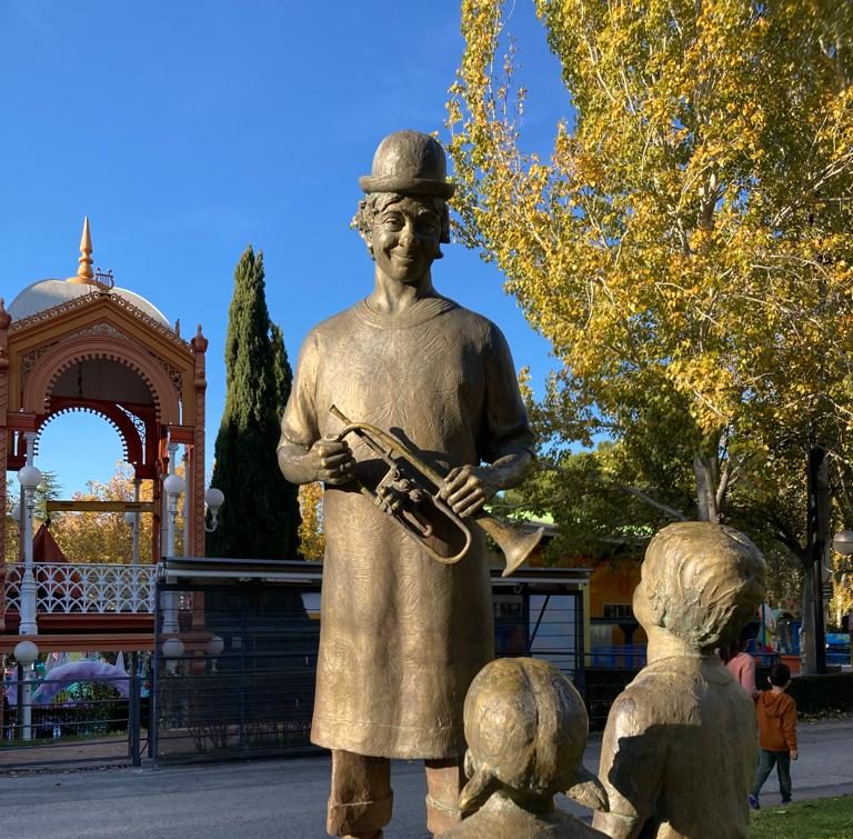 La estatua a Fofó en el Parque de Atracciones de Madrid