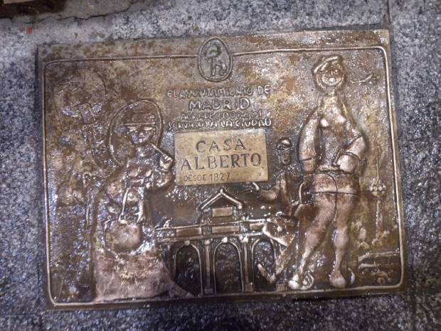 Placa del Ayuntamiento de Madrid en reconocimiento a Casa Alberto